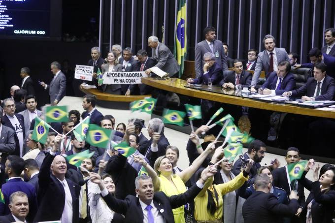 O texto aumenta o tempo para se aposentar, limita o benefício à média de todos os salários, aumenta as alíquotas de contribuição para quem ganha acima do teto do INSS e estabelece regras de transição para os atuais assalariados. Foto: Reprodução O texto aumenta o tempo para se aposentar, limita o benefício à média de todos os salários, aumenta as alíquotas de contribuição para quem ganha acima do teto do INSS e estabelece regras de transição para os atuais assalariados. Foto: Reprodução